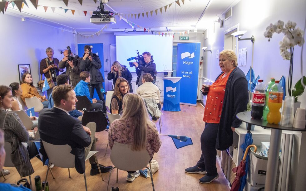 Statsminister Erna Solberg deltok tirsdag kveld på skolevalgvaken til Unge Høyre på Høyres Hus i Bergen.
 Foto: Marit Hommedal / NTB