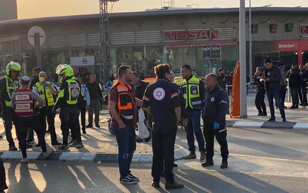 Helsepersonell fra flere etater på åstedet for drapene i Beersheba der fire israelere ble drept med kaldt blod av det som nå er stadfestet var gjerningsmenn assosiert med terrororganisasjonen IS.
 Foto: TPS