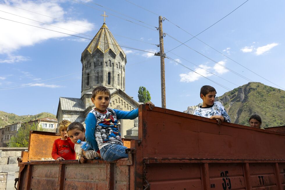 Barn fra Nagorno-Karabakh ankommer Goris i Siunik-regionen i Armenia, torsdag 28. september 2023.
 Foto: AP Photo/Vasily Krestyaninov/NTB