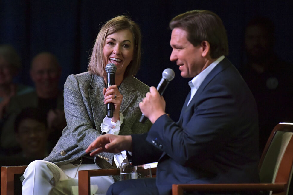 Iowaguvenør Kim Reynolds gir sin støtte til Floridaguvenør Ron DeSantis i kampen mot Donald Trump for å bli Republikanernes presidentkandidat i 2024.
 Foto: Ron Johnson/AP/NTB