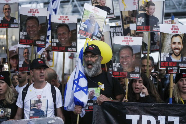 Tusenvis demonstrerte i Israel med krav om at gislene slippes fri