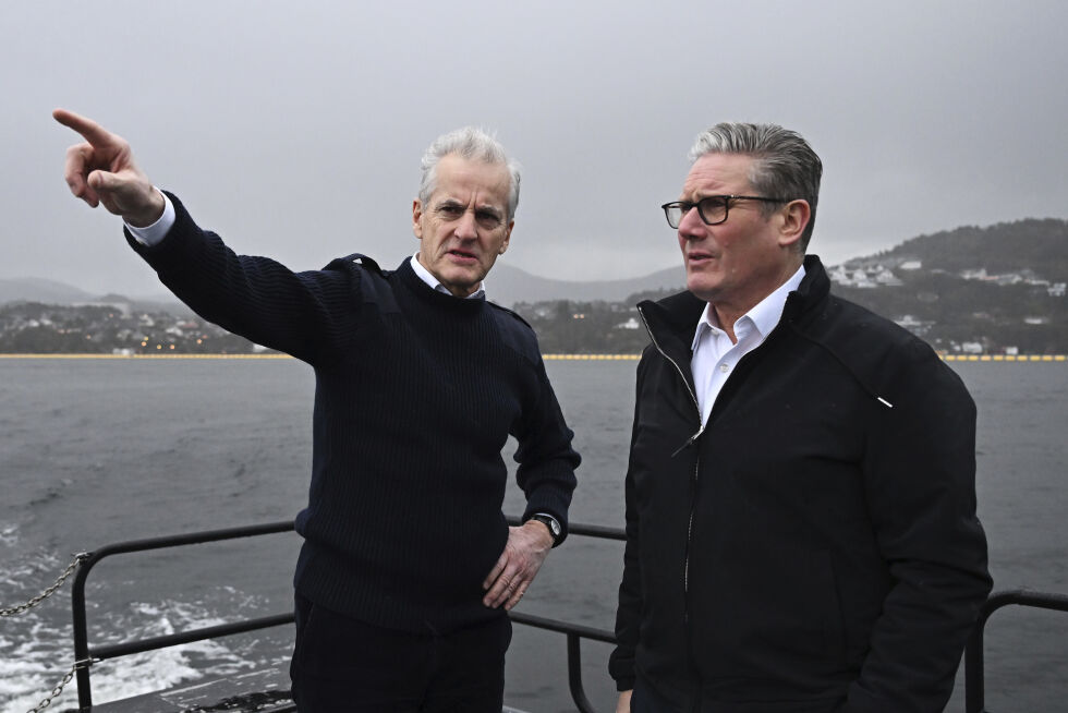 Storbritannias statsminister Keir Starmer og Norges statsminister Jonas Gahr Støre (Ap) på båt mellom Haakonsvern og Øygarden.
 Foto: Leon Neal / AP /NTB