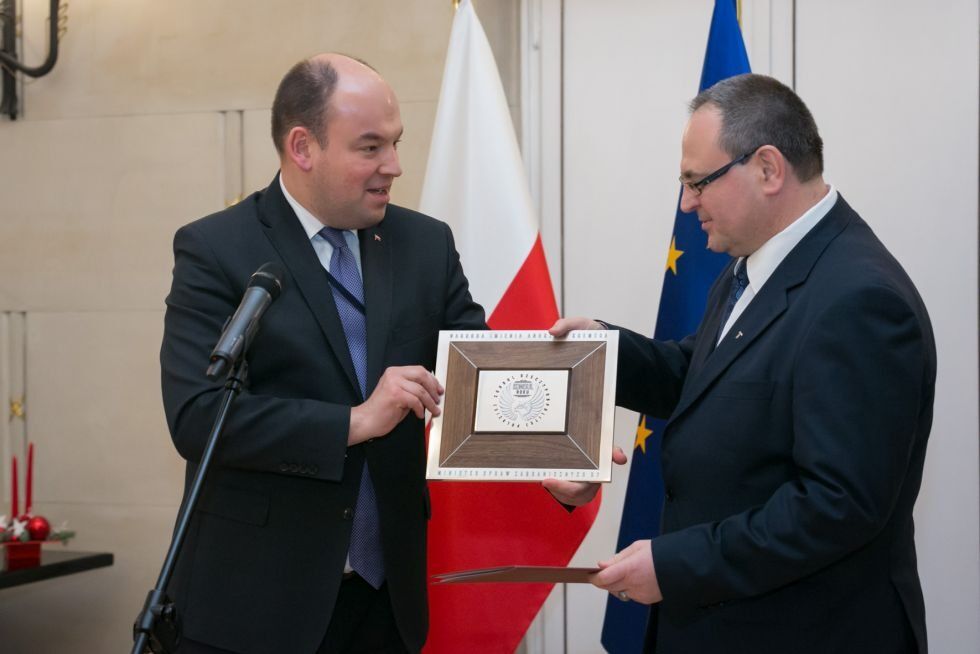 Polens viseutenriksminister Jan Dziedziczak overrekker prisen som «Årets konsul» i 2016 til Slawomir Kowalski (til høyre). Foto: Arkiv