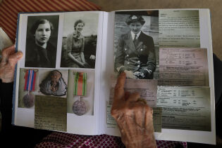 Christian Lamb tjenestegjorde i det britiske militæret under andre verdenskrig. Nå, 80 år senere, viser hun fram bilder av seg selv i uniform.
 Foto: Kirsty Wigglesworth / AP / NTB