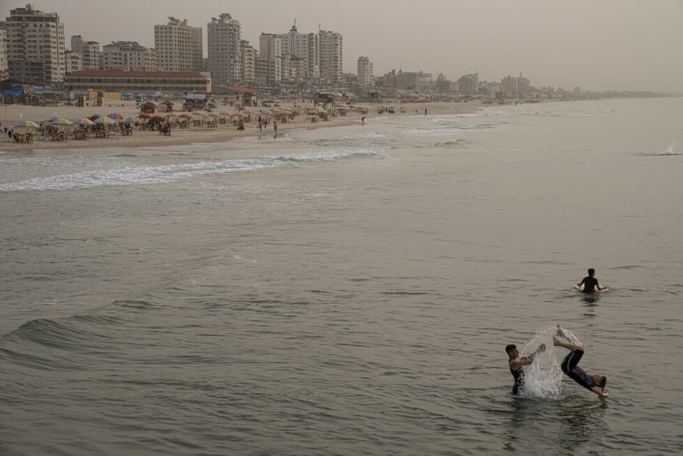 Palestinske barn leker i middelhavet ved stranden langs Gaza City 5. mars 2023. Illustrasjonsbilde.
 Foto: Fatima Shbair/AP/NTB