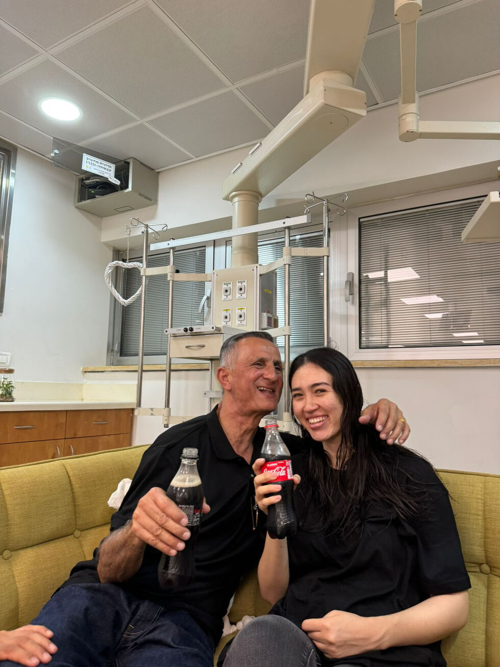 Noa Argamani ble kidnappet fra musikkfestivalen Nova og holdt som gissel i Hamas sine terrortunneler i 8 måneder – nå er hun gjenforent med faren.
 Foto: X / EylonALevy