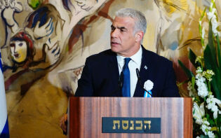 Lapid med kraftig angrep på sin etterfølger Netanyahu
