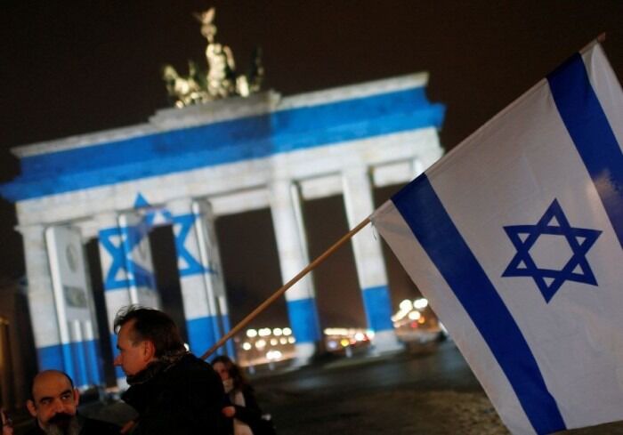 Berlin: Det kjente landemerket i Berlin, Branderburger Tor, var lyst opp i det israelske flaggets farger for å hedre soldatene som ble drept av terrorangrepet i Jerusalem nylig.
 Foto: Israel Foreign Affairs