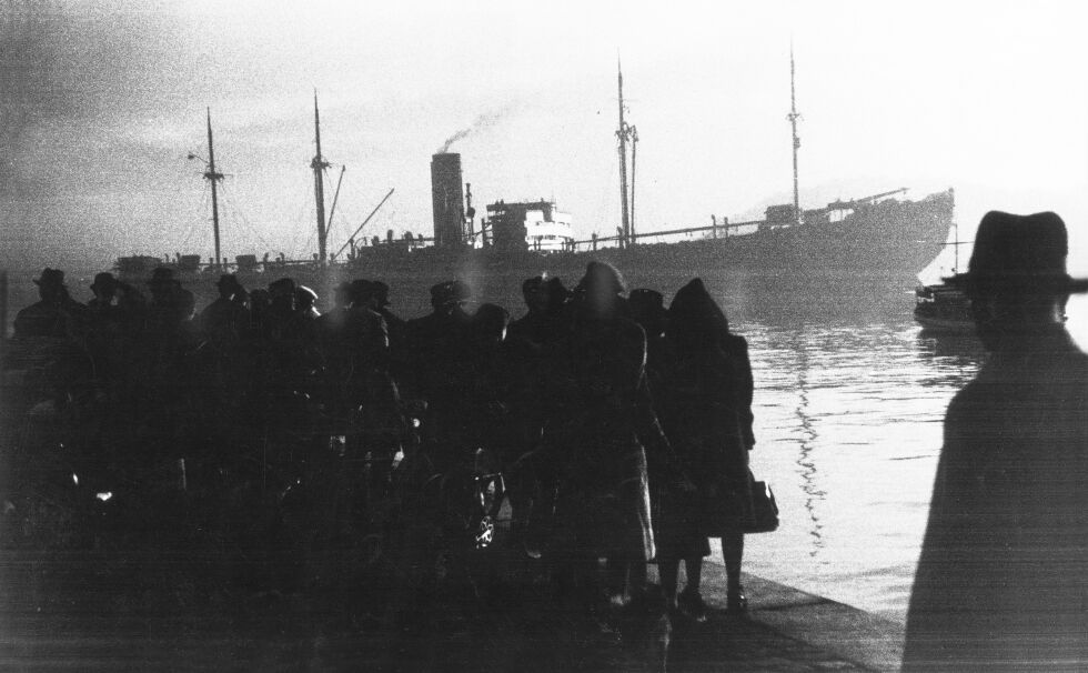 Oslo 1942: Det tyske skipet Donau tok 530 norske jøder til utryddelsesleirene. Jødene ble kjørt til Oslo havn med drosjer, jernbanevogner og lastebiler. Mennene kom i jernbanevogner (kuvogn ) fra Berg fangeleir utenfor Tønsberg, der de hadde vært ca. en måned. Kvinner og barn ble kjørt i drosjer. 767 ble deportert. Kun 30 overlevde. Sammenlignet med andre land, som f.eks. Danmark, ble få jøder reddet ut i Norge.
 Foto: Georg W. Fossum / SCANPIX