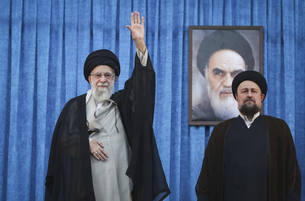 Aggressor: 
– Iran har angrepet Israel kontinuerlig siden 7. oktober i 2023. Først var det via Hamas, så Hizbollah, shiaproxyer i Syria og Irak, Houthiene og direkte, skriver sjefredaktør Trine Overå Hansen. Øverste leder Ayatollah Ali Khamenei vinker til mengden under en seremoni for den avdøde grunnleggeren Ayatollah Khomeini. Khomeinis barnebarn, Hassan, t. h.
 Foto: Ap/NTB