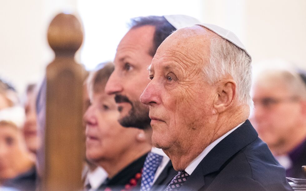 Kong Harald og kronprins Haakon iført det jødiske hodeplagget kippa under markeringen av at synagogen i Oslo fyller 100 år.
 Foto: Håkon Mosvold Larsen / NTB