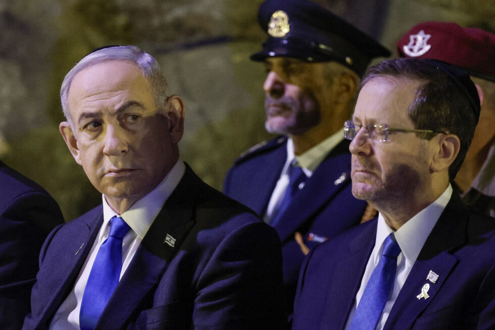 MINNES HOLOCAUST: Israels statsminister Benjamin Netanyahu, venstre, og Israels president Isaac Herzog, til høyre, deltar på en kransenedleggelse som markerer Holocaust Remembrance Day på Yad Vashem.
 Foto: NTB/AP