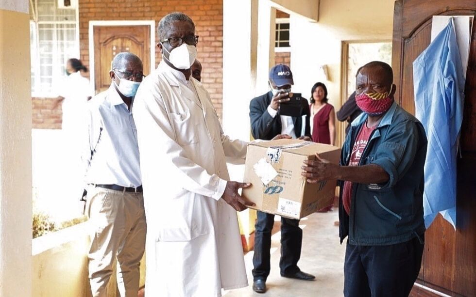 Nobels fredsprisvinner Dr. Dennis Mukwege på Panzi sykehus i Den Demokratiske Republikken Kongo mottar testutstyr for Covid-19 fløyet inn av MAF.
 Foto: Odd Arild Nessa
