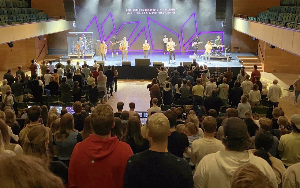 Endelig kunne menigheten Filadelfia Kristiansand invitere til en etterlengtet lovsangsfest. Over 500 var samlet i Q42 for å tilbe Jesus i sammen.
 Foto: Dag Buhagen