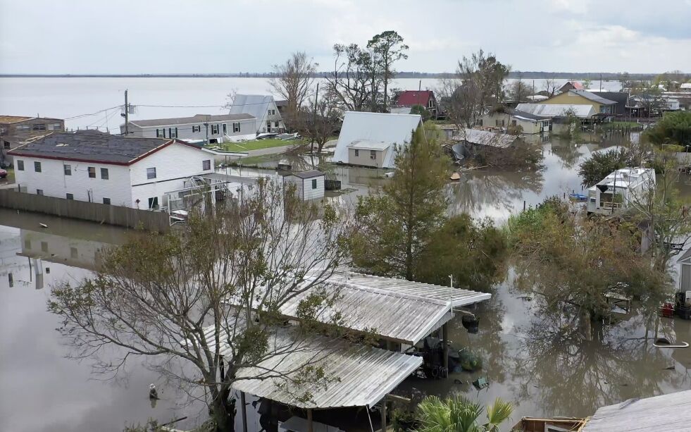 Her fra et boligområde i Des Allemands i USA i august etter orkanen Ida.
 Foto: Steve Helber / AP / NTB