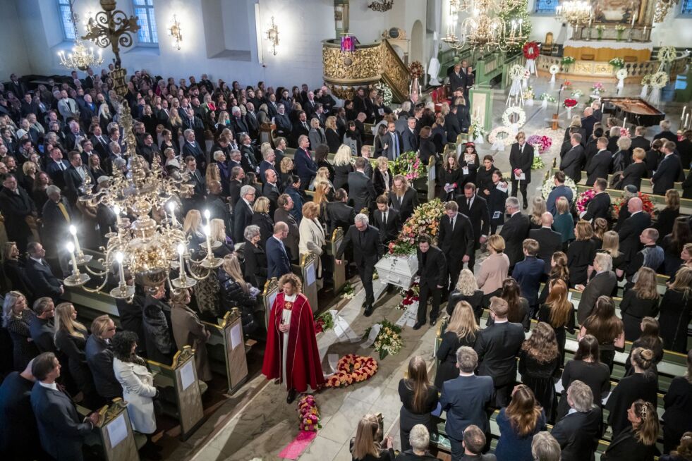 Ari Behn ble fredag bisatt fra en fullsatt Oslo domkirke. Kronprins Haakon, Ask og Isak (Ari Behns nevøer), Christian Udnæs, Olav Bjørshol og Espen Bjørshol Solberg bærer båren med Ari Behn ut av Oslo domkirke etter bisettelsen.
 Foto: Håkon Mosvold Larsen/NTB Scanpix