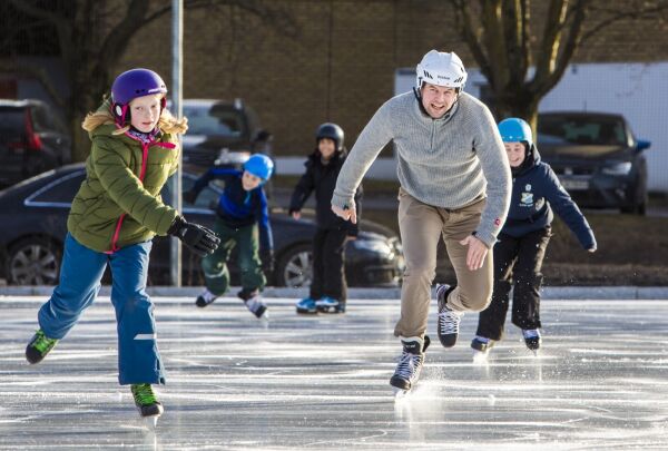 Tolv kommuner skal teste ut fritidskort for barn