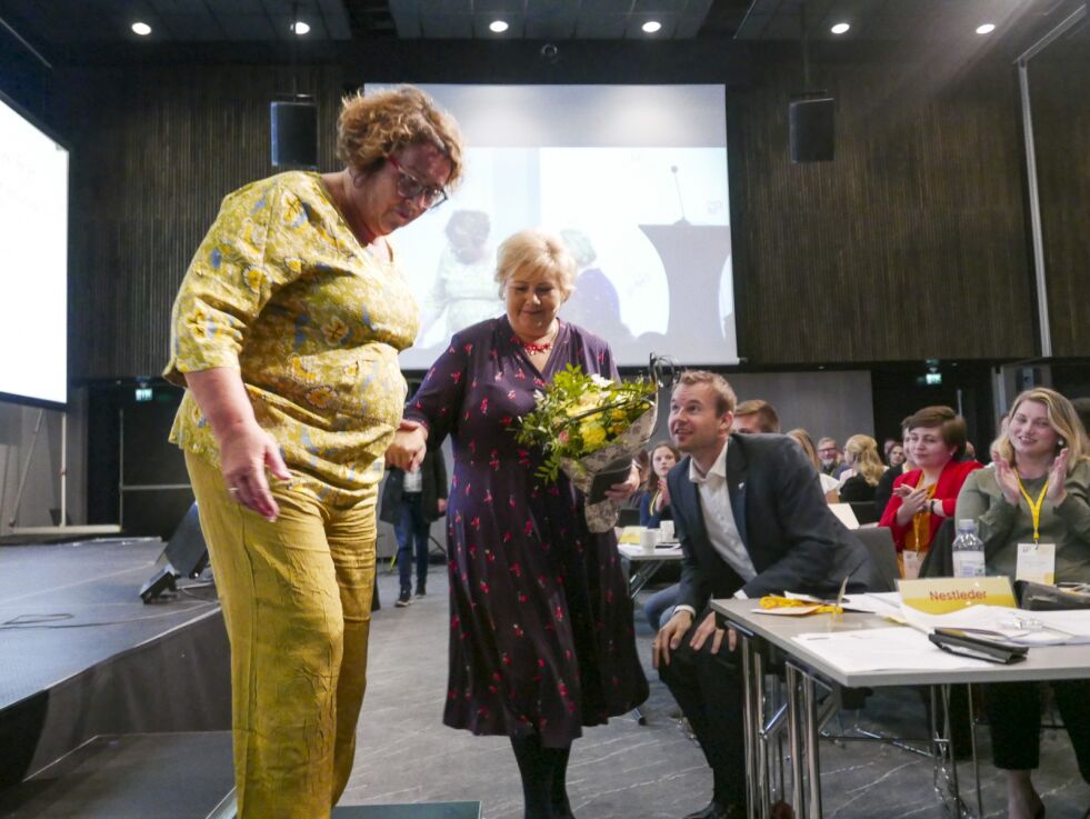 Statsminister Erna Solberg (H) fikk blomster da hun besøkte KrF-landsmøtet, men fikk senere også en tydelig uttalelse om Syria-barna i fanget fra KrF. Foto: Marius Helge Larsen / NTB scanpix