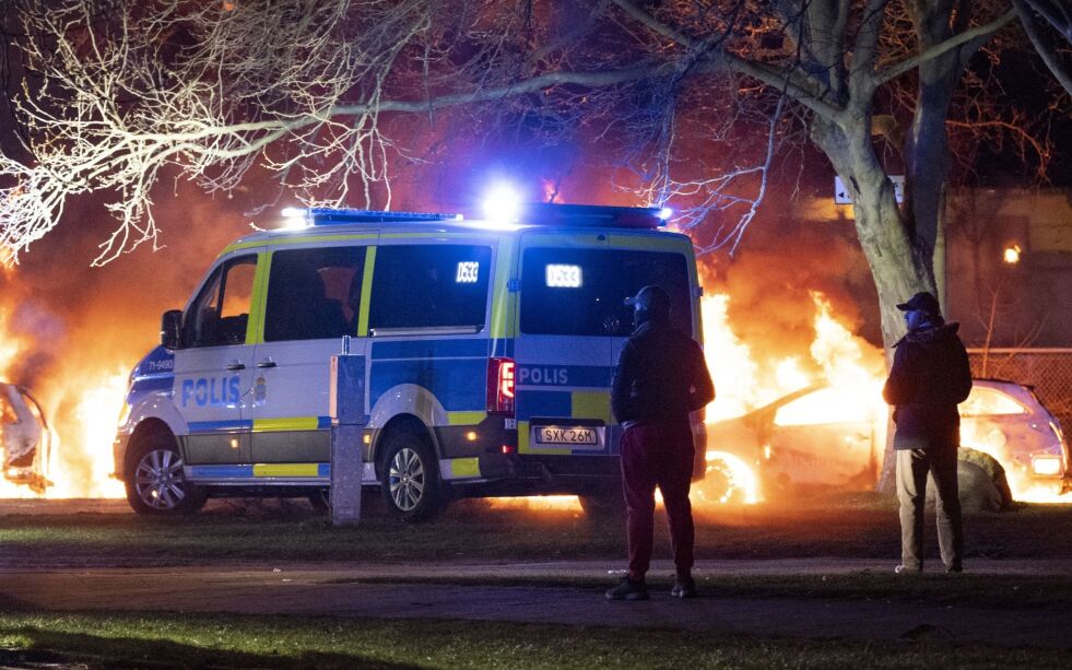 Flere politipatruljer rykket søndag kveld ut til bydelen Rosengård i Malmö i Sverige or å håndtere nye opptøyer.
 Foto: Johan Nilsson / TT / NTB