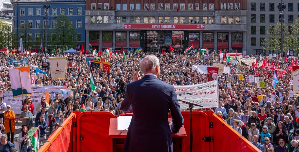 Statsminister Jonas Gahr Støres 1. mai-tale på Youngstorget ble tidvis overdøvet av Palestina-demonstranter, som ble bedt av ordstyrer av å dempe seg. Støre svarte med å hylle ytringsfriheten.
 Foto: Heiko Junge / NTB