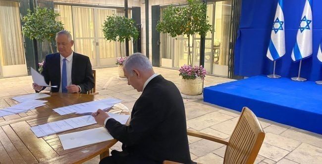 AVTALE: Her underskriver Benjamin Netanyahu og Benny Gantz avtale om å gå i regjering sammen.
 Foto: GPO