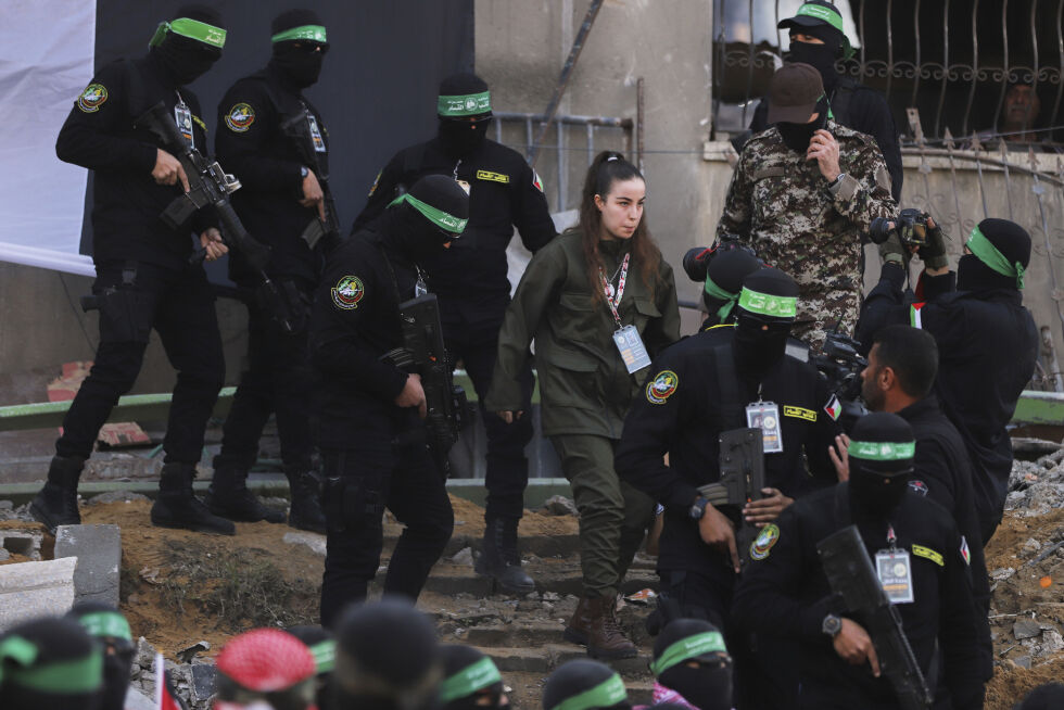 Den israelske soldaten Agam Beger ble torsdag løslatt i Gaza. Soldater fra Islamsk hellig krig (Jihad) overleverte henne til Den internasjonale Røde Kors-komiteen (ICRC) i flyktningleiren Jabalia.
 Foto: AP / NTB