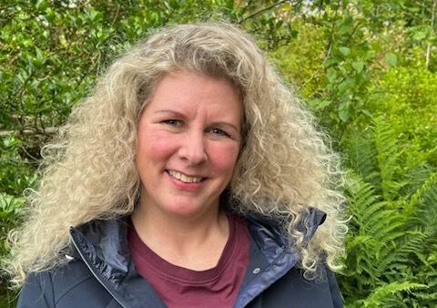 – Mens Svein-Magne Pedersen ba frelsesbønnen med oss, – valgte jeg å åpne opp og ta imot Jesus, forteller Alisa Jane Midtrød fra Alversund, nord for Bergen.
 Foto: Privat