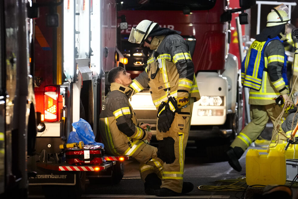 Nødetatene jobber i et avsperret område nær et julemarked, etter at en bil kjørte inn i en folkemengde i Magdeburg, Tyskland, fredag ​​20. desember 2024.
 Foto: AP Photo/Ebrahim Noroozi/NTB