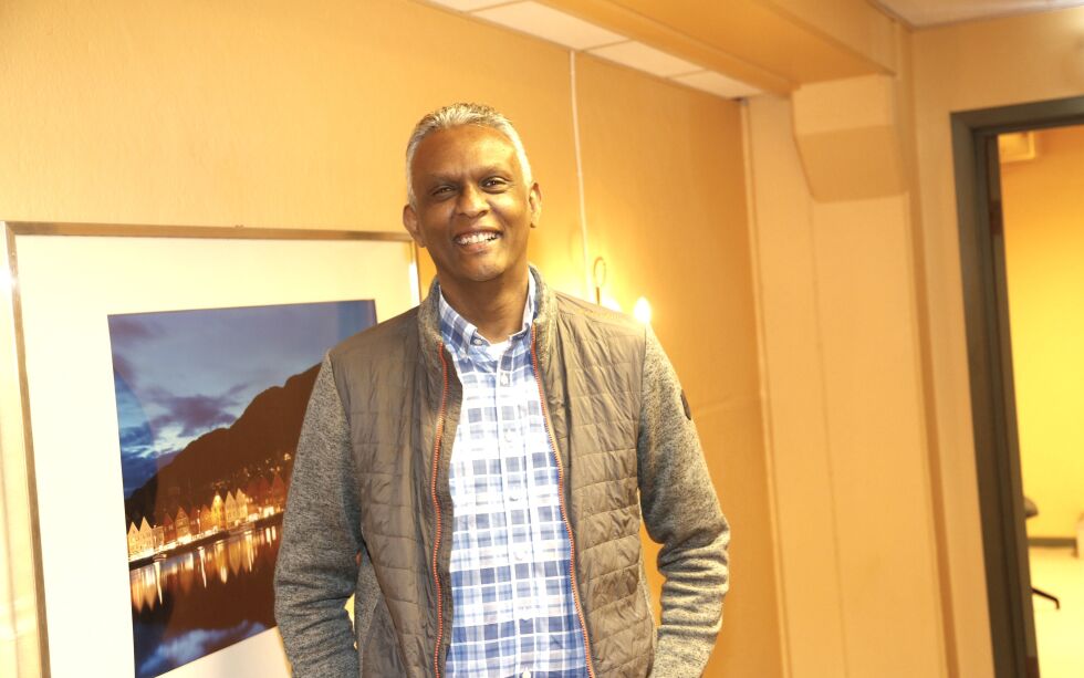 Yohans Mehari fra Eritrea er eldste i menigheten Kristent Fellesskap i Bergen. Han mener språk og relasjonsbygging med nordmenn er viktig for god integrering.
 Foto: Tor-Bjørn Nordgaard