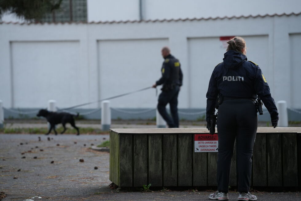 Politiet etterforsker eksplosjoner nær den israelske ambassaden i København, Danmark, onsdag 2. oktober 2024.
 Foto: Emil Helms/Ritzau Scanpix via AP/NTB