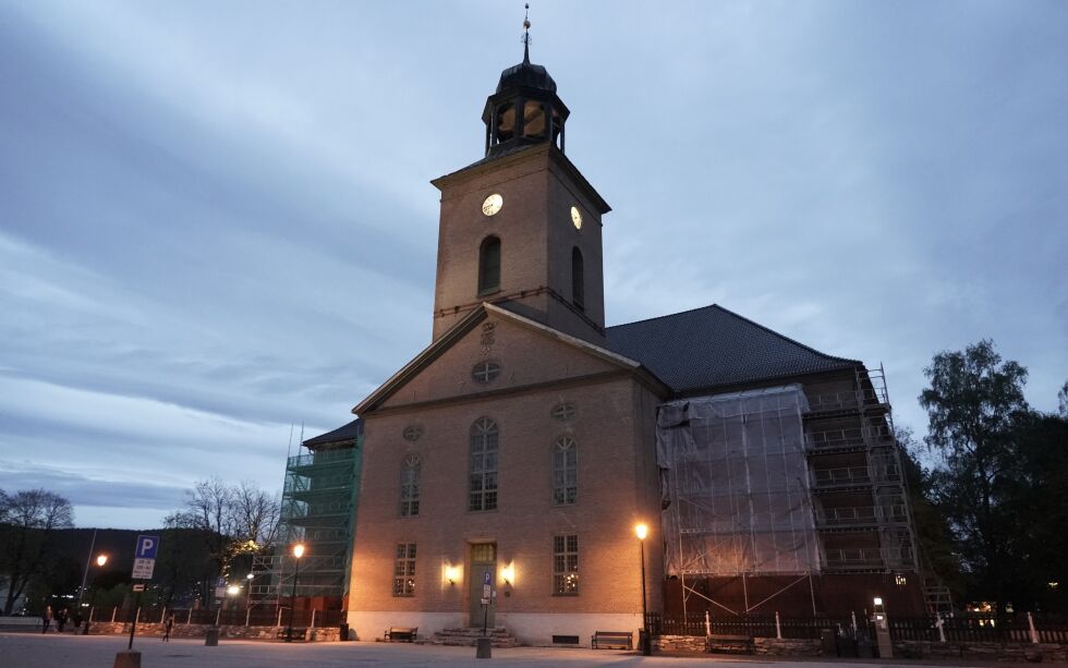 Kongsberg kirke holdt dørene åpne dagen etter terrorangrepet.
 Foto: Terje Pedersen / NTB