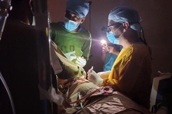 Israelske kirurger reddet livet til 3-åring under dramatisk strømbrudd i Etiopia