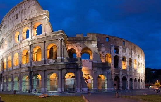 Colosseum i rødt for forfulgte kristne