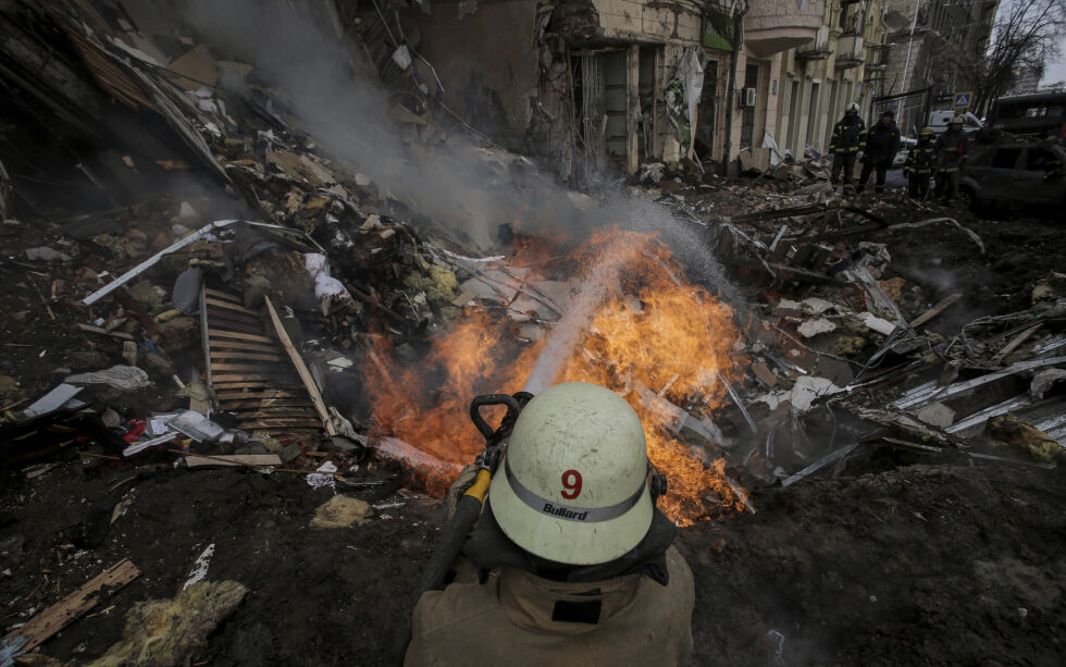 Brannmannskaper på plass etter et russisk rakettangrep mot en boligblokk i Kharkiv, den nest største byen i Ukraina, mandag 14. mars.
 Foto: Pavel Dorogoy / AP / NTB