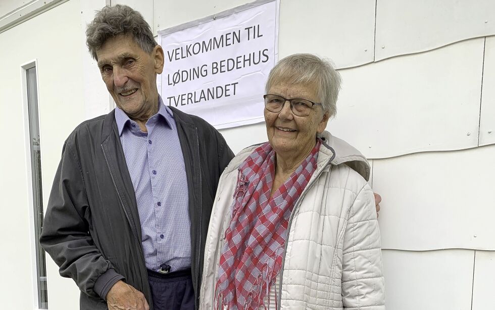 Her er Inger Lise og Tormod Kaspersen utenfor Lødingen bedehus.
 Foto: Privat
