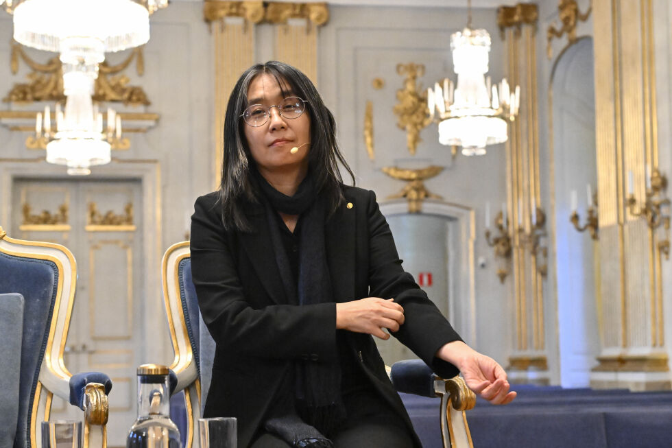 Den sørkoreanske forfatteren og nobelprisvinneren Han Kang på pressekonferanse i Svenske Akademin i Stockholm fredag.
 Foto: Anders Wiklund/TT/AP/NTB