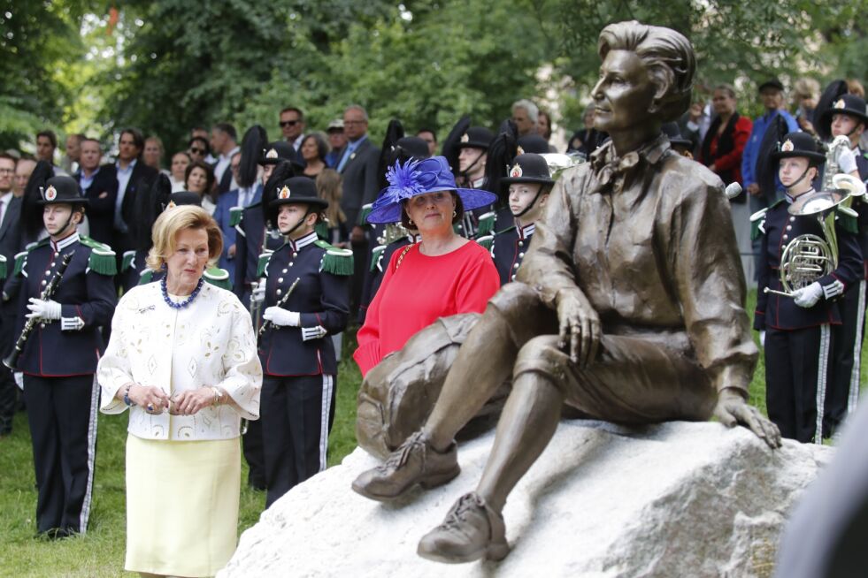 Dronning Sonja avduket en statue av seg selv i Slottsparken tirsdag. Statuen var en gave fra DNT i anledning hennes 80-årsdag. Foto: Terje Bendiksby / NTB scanpix