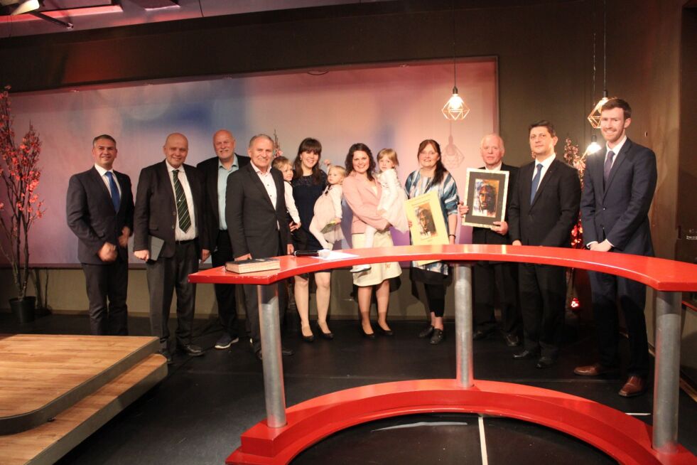PÅ TV VISJON NORGE: Fra venstre Ben-Oni Ardelean, Jan-Aage Torp, Jan Hanvold, Geir Apold, Inger Elisabeth Baunedal med sine tre barn Christian, Victoria og Lisa, Maren Kristine Håland, Magny og Audun Håland og Titus Corlatean.
 Foto: Norge IDAG