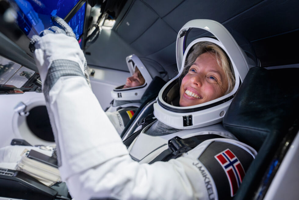Jannicke Mikkelsen ble den første kvinnen som representerer Norge i verdensrommet, med det norske flagget på romdrakten under romferden Fram2.
 Foto: SpaceX / Fram2 / Handout / NTB