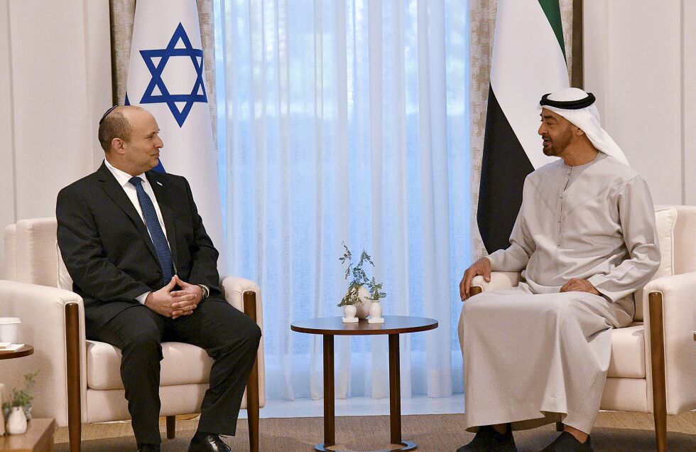 HISTORISK: Israels statsminister Naftali Bennett besøkte nylig De forente arabiske emirater og møtte kronprinsen av Abu Dhabi, Sheikh Mohammed bin Zayed.
 Foto: GPO / AP / NTB