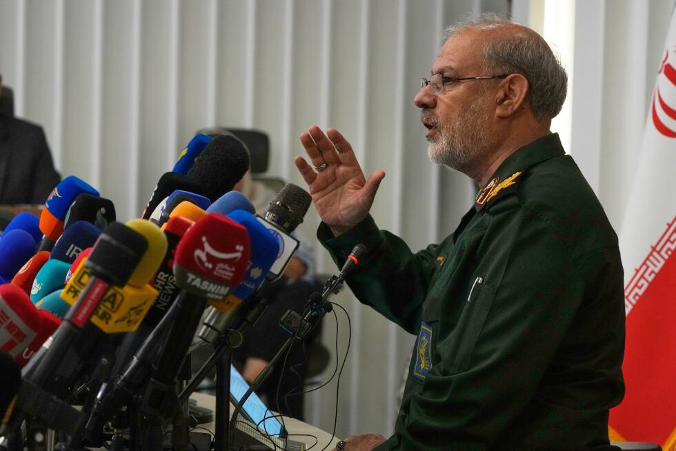 Talsmann for Irans revolusjonsgarde, general Hossein Mohebbi, taler under en pressekonferanse i Teheran tirsdag.
 Foto: NTB/AP/Vahid Salemi