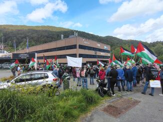 Politi og demonstranter utenfor Konservativts konferanse i Bergen