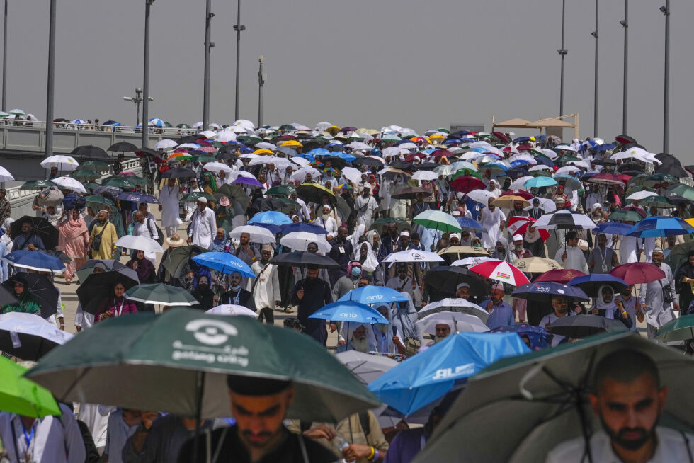 Muslimske pilegrimer bruker paraplyer for å skjerme seg mot solen når de ankommer for å kaste steiner på søyler i den symbolske steiningen av djevelen, det siste rituale i det årlige «hajj», i Mina, nær den hellige byen Mekka, Saudi-Arabia, tirsdag , 18. juni 2024.
 Foto: AP Photo/Rafiq Maqbool / NTB