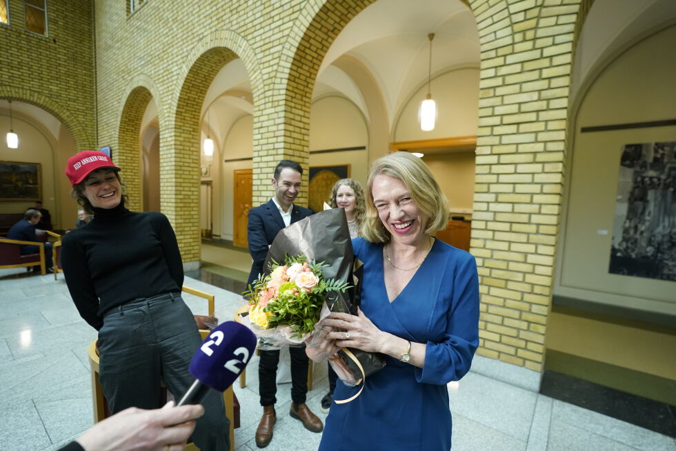 Anniken Huitfeldt (Ap) mottar blomster i forbindelse med at hun er utnevnt som ny USA-ambassadør.
 Foto: Lise Åserud / NTB
