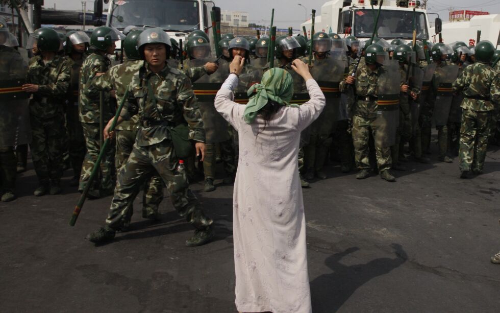 En uighurkvinne protesterer mot myndighetene.
 Foto: Ng Han Guan / NTB