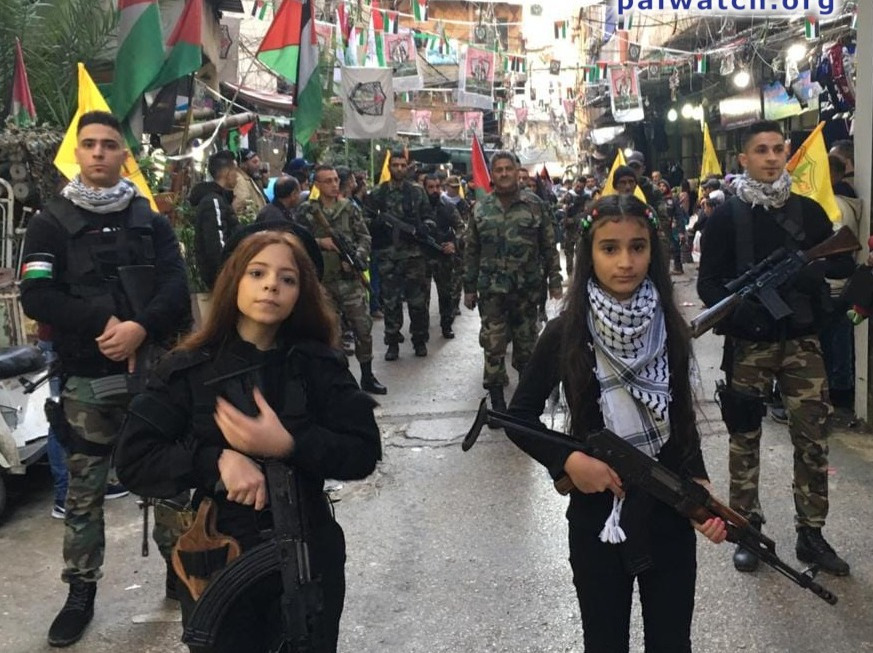 Fatah: Jenter med automatgevær leder Fatahs årlige jubileumsparade.
 Foto: Facebook / Fatah via Palwatch