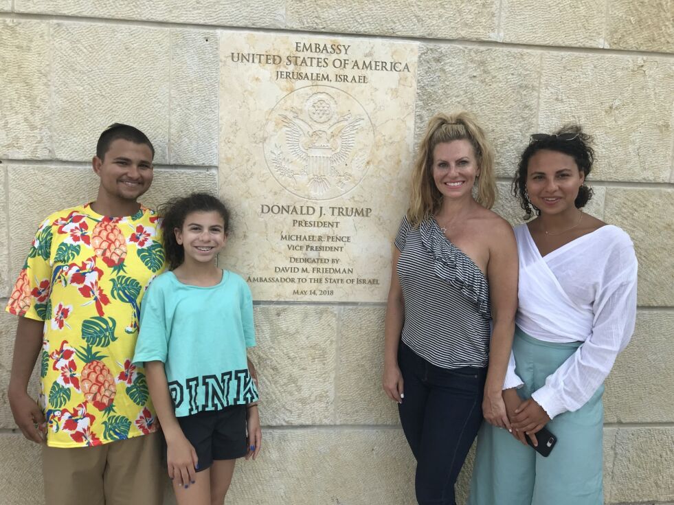 Ville se: Pamela Wilkins tok med seg barna for å se på den nye ambassaden. Fra høyre: Shoshana, Pamela, Ariella og Tavv.
 Foto: Bjarte Ystebø