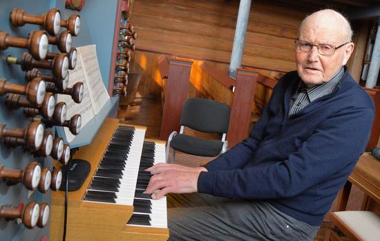 Nifingret organist (89) berger salmekabalen