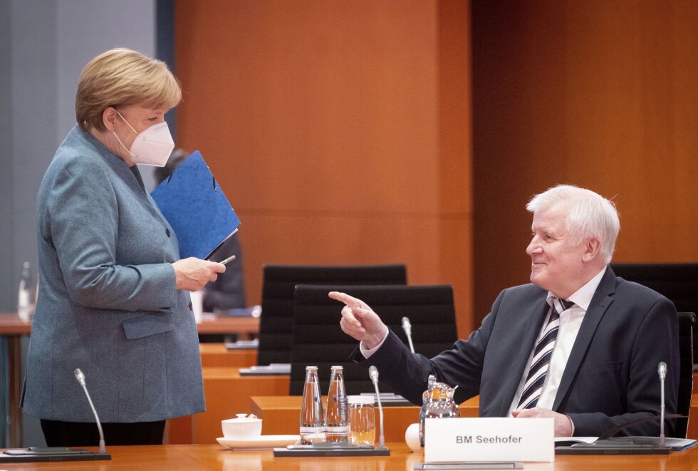 Tysklands innenriksminister Horst Seehofer har stengt ned den nynazistiske gruppen Wolfbrigade 44. Her snakker han med forbundskansler Angela Merkel.
 Foto: Kay Nietfeld / NTB