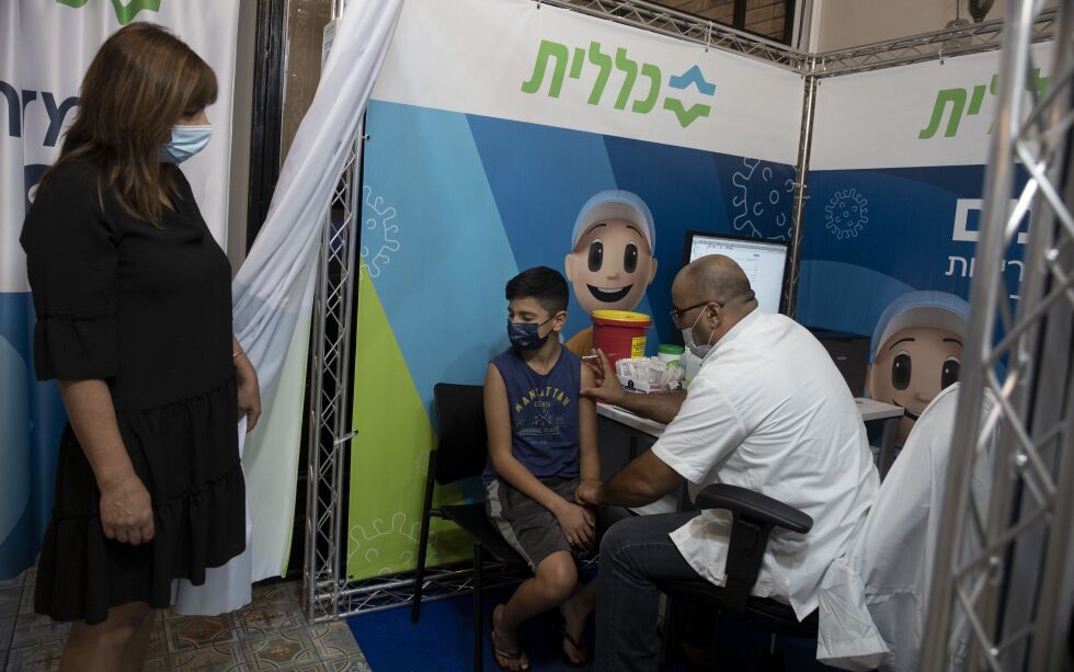 En tolvåring får en tredje vaksinedose i Jerusalem.
 Foto: Maya Alleruzzo / NTB